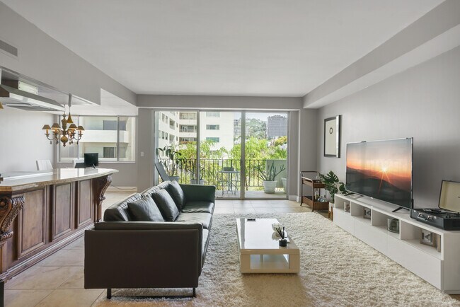 Building Photo - 818 N Doheny Dr