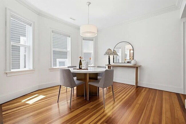 Building Photo - Comfortable and Spacious Rental Opportunity