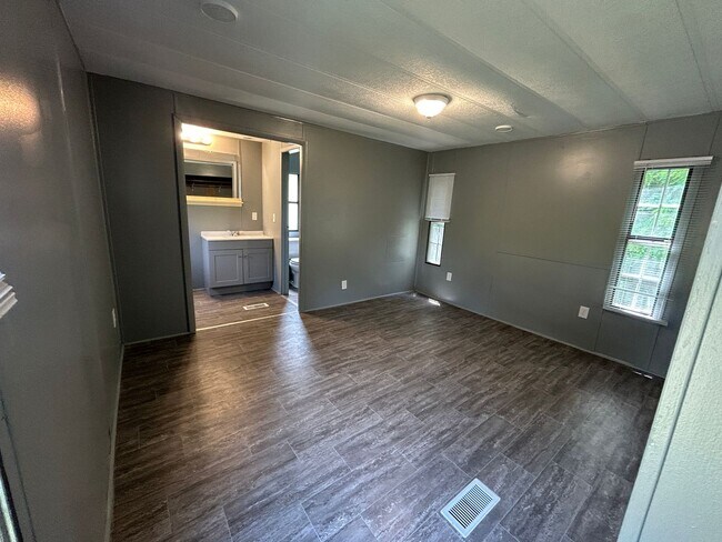 Building Photo - Newly Remodeled 2b/2b in East Asheville