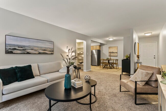 Sala de estar renovada - The Highlands Apartments