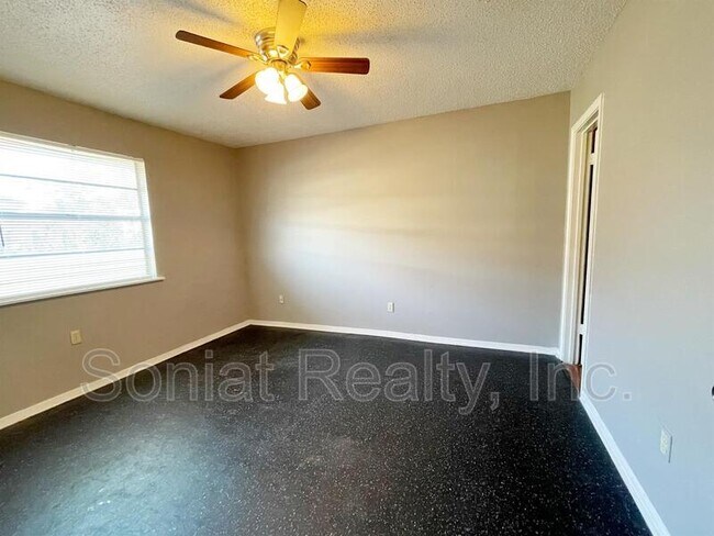 Building Photo - 15536 Dwyer Blvd