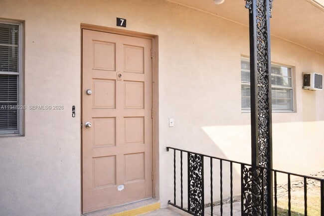 Building Photo - 5300 Hollywood Blvd