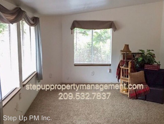 Building Photo - 2 br, 1 bath House - 99 Big Trees Rd REAR