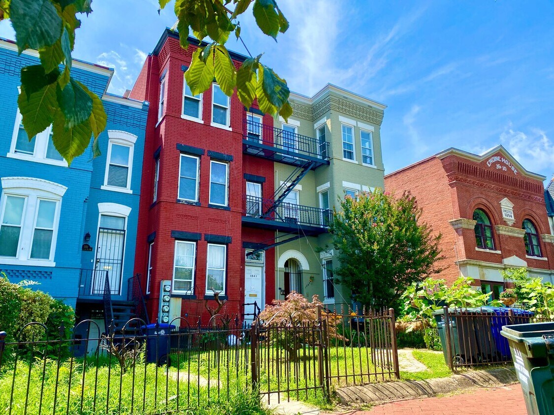 Primary Photo - Spacious 2 Bed Plus Den - 1 Bath - Capitol...