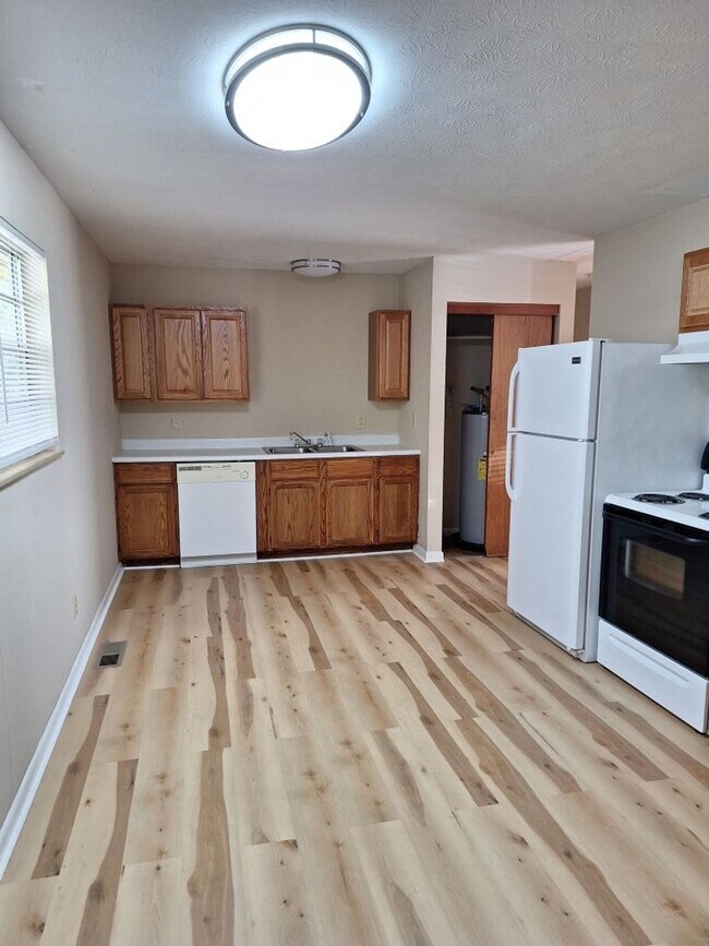 Building Photo - Ranch Style Rental in Oak Ridge 3bedroom/ ...