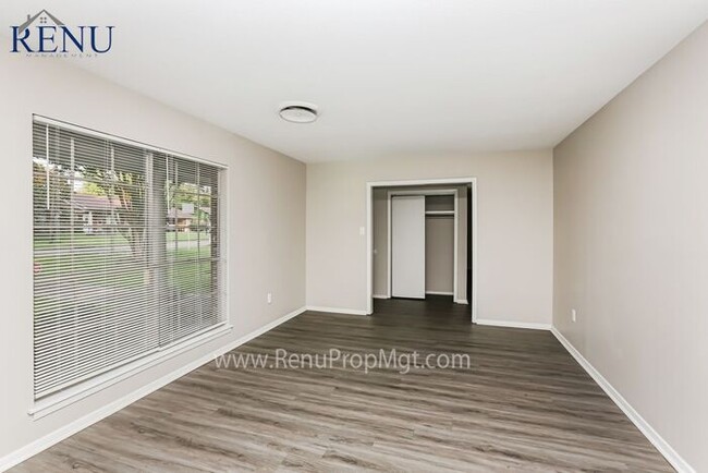 Foto del edificio - Now Available!