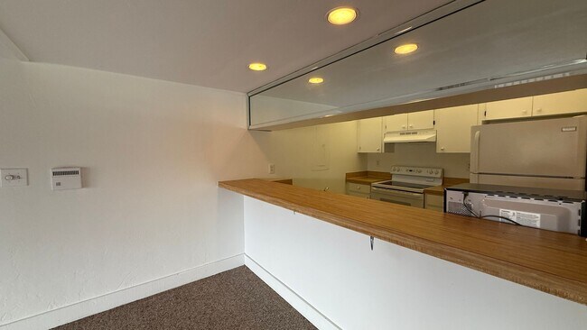 Foto del edificio - Quaint and Cozy 2-Bed 2- Bath 2nd Floor Condo – The Perfect Blend of Comfort and Style!