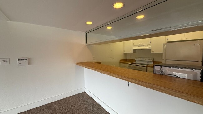 Building Photo - Quaint and Cozy 2-Bed 2- Bath 2nd Floor Condo – The Perfect Blend of Comfort and Style!