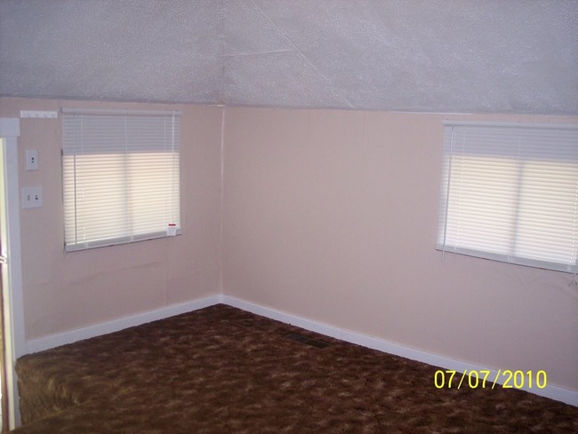 Building Photo - 1 br, 1 bath House - 391 Gilmore Street