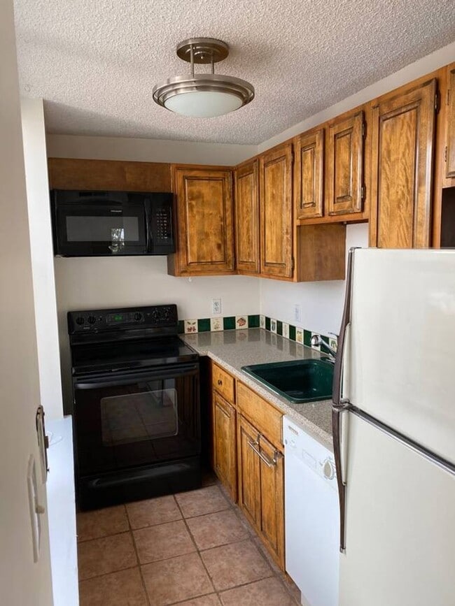Building Photo - Dupont Circle Charmer 2 Bedroom Top Floor Condo with Fireplace