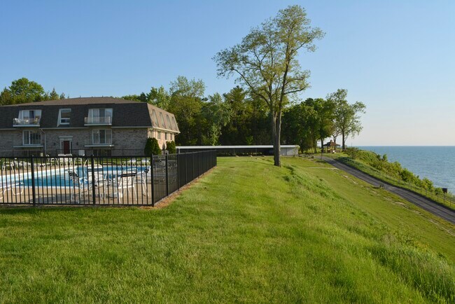 Building Photo - 3622 Lakeshore Dr
