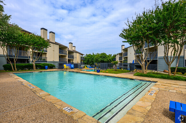 Piscina con estilo de centro turístico y spa - Rock Creek