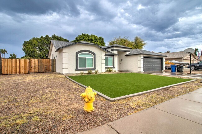 Building Photo - Furnished 3 Bedroom + 2 Bathroom + 2 Car G...