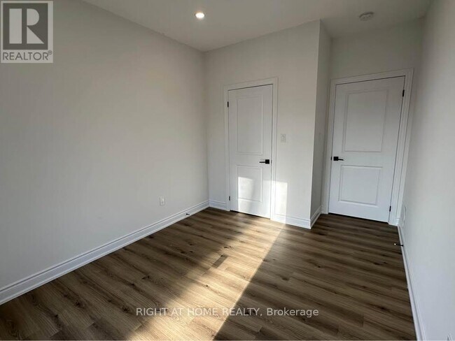 Photo du bâtiment - 700 Winchester Rd E