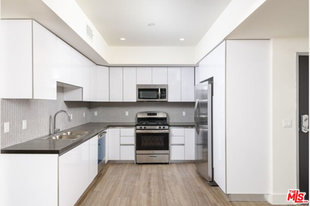 Primary Photo - 518 N Gramercy Pl