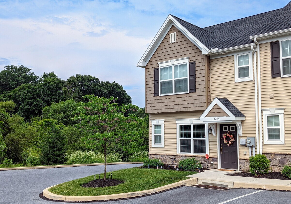 Community Views - Hunters Pointe Townhomes