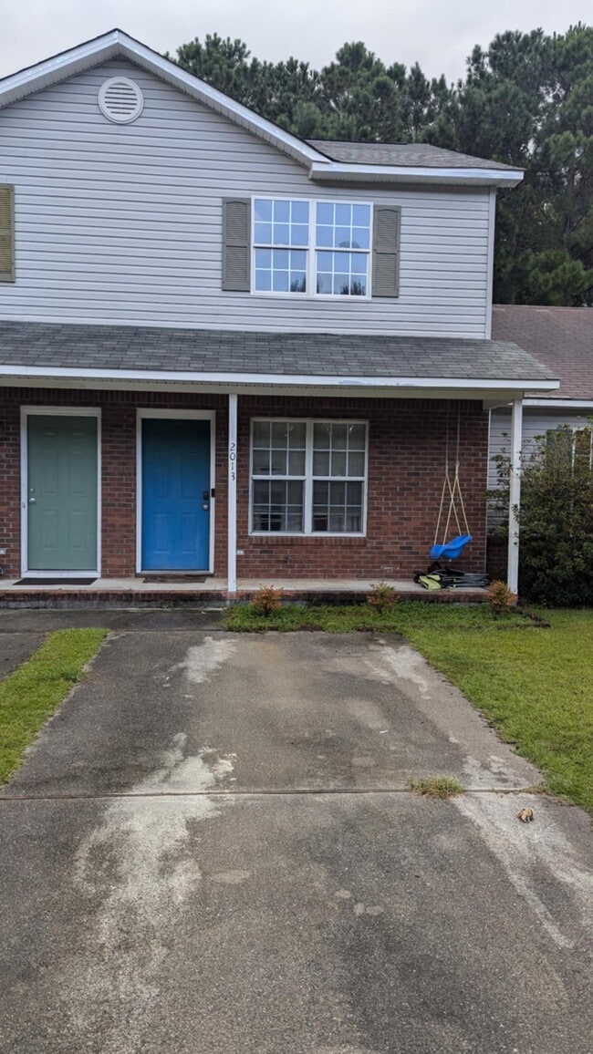 Front Door/Parking - 2013 Brandymill Ln