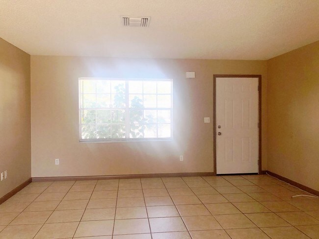 Building Photo - Cute 3/1 Starter Home in Deltona Lakes