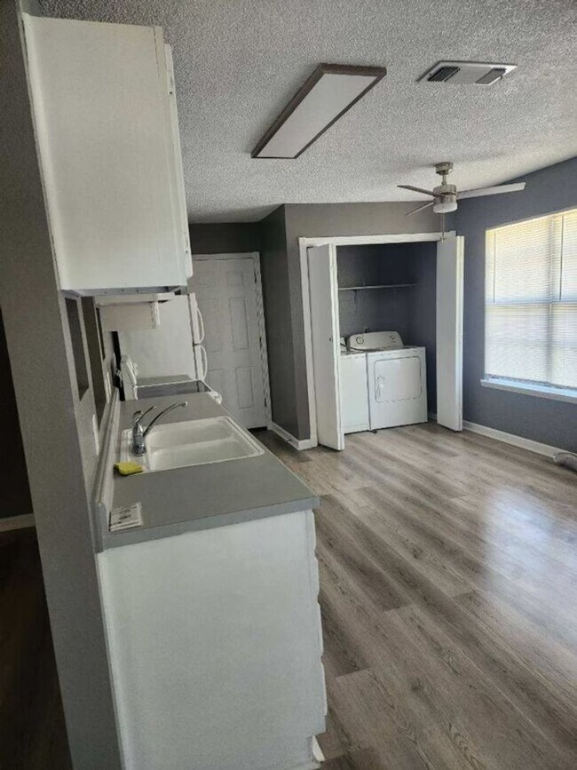 Building Photo - 3702 Daniels Dr