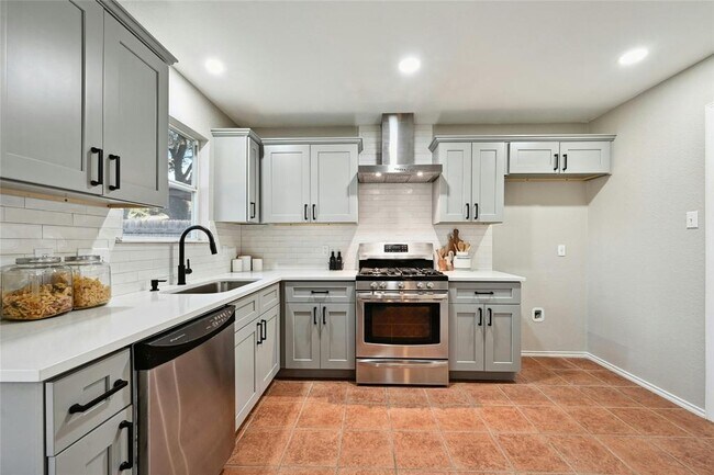 Foto del edificio - 9504 Sanford Dr