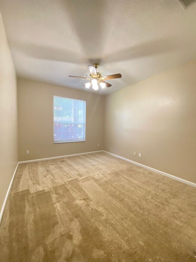 Foto del edificio - THREE BEDROOM CONDO IN GATED COMMUNITY