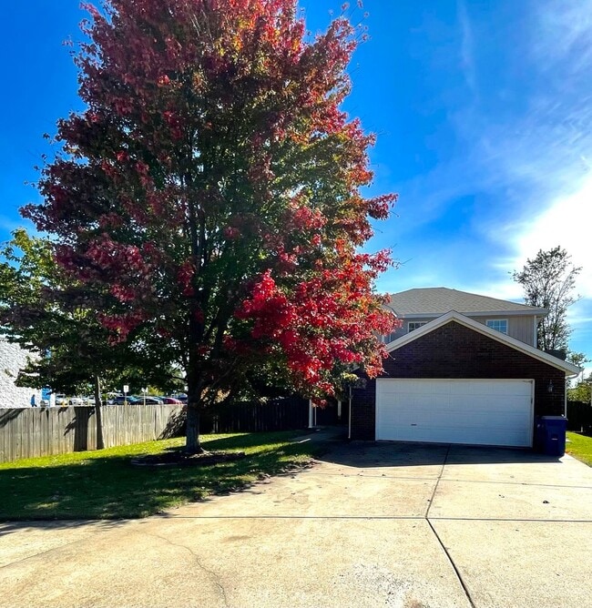 Building Photo - Large 3 BR 2.5 BA In Bentonville!
