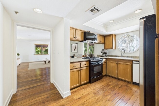 Building Photo - North Harper House