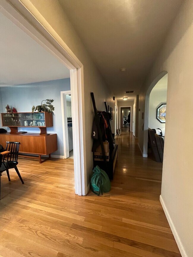 Foto del edificio - 4-Bedroom 3-Bathroom Home in Springfield