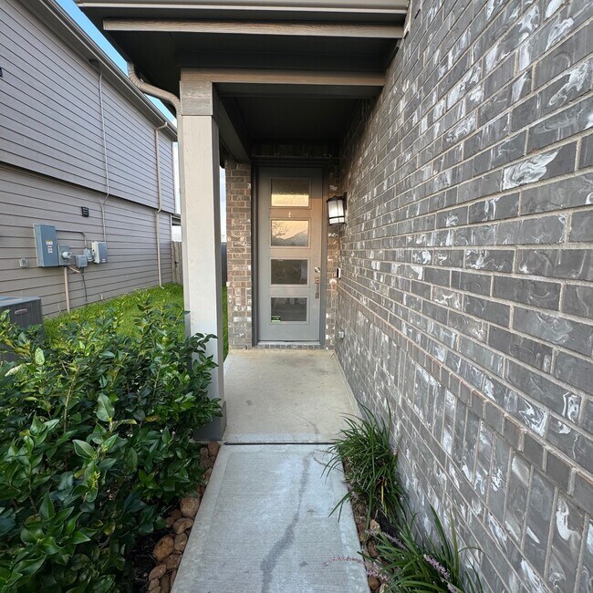 Foto del edificio - 5626 Smokey Bear Ln
