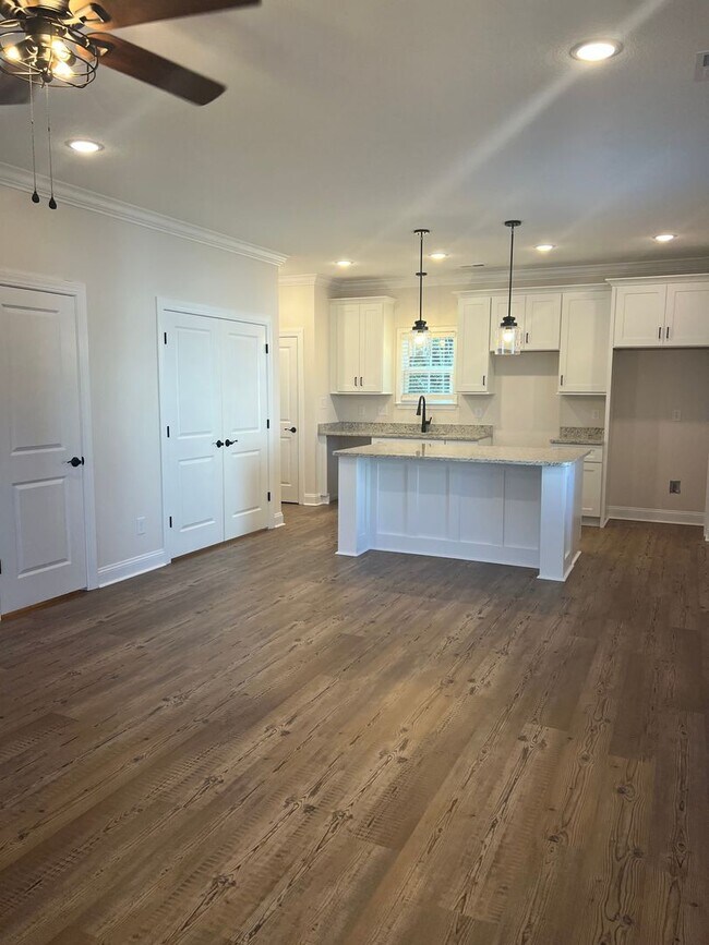 Foto del edificio - Brand New! No HOA!