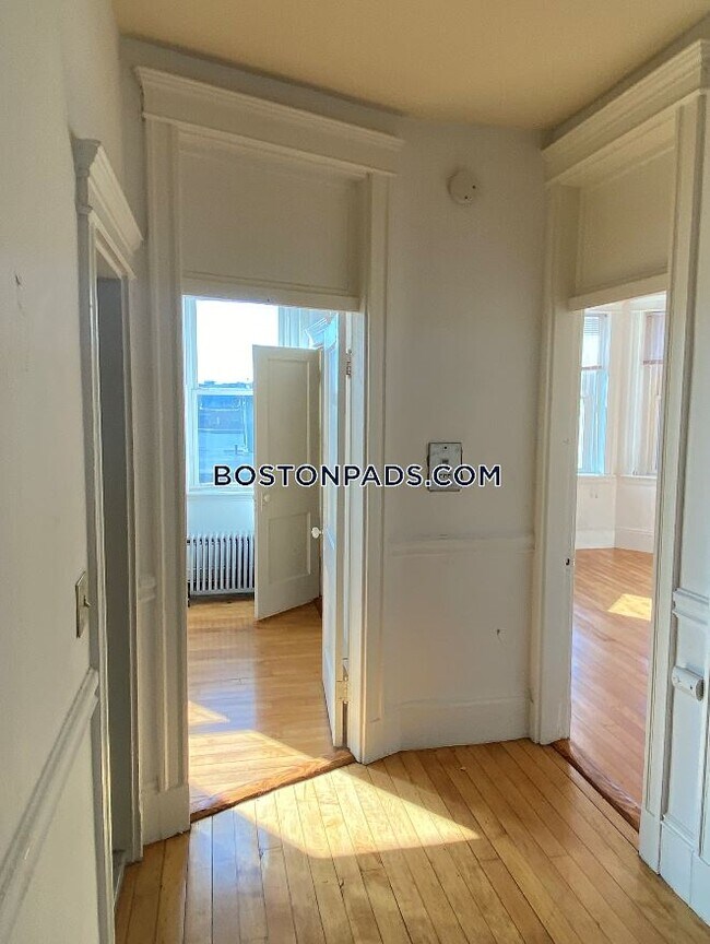 Foto del edificio - 46 Westland Ave