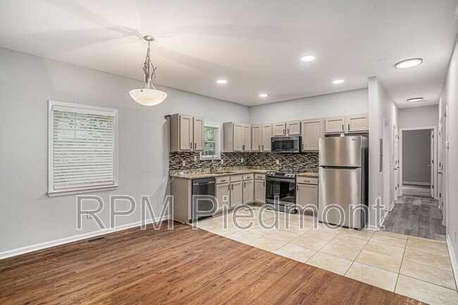 Building Photo - 2829 3rd Ave SW