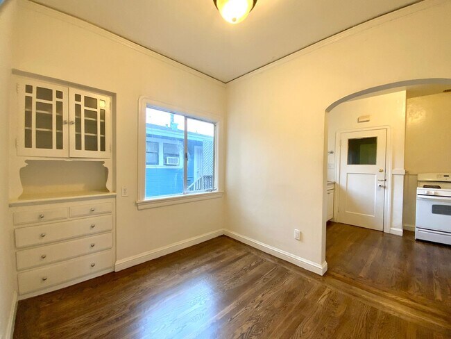 Foto del edificio - Spacious 1BR w/ Bonus Room! Laundry On Site! PRIVATE GARAGE PARKING!