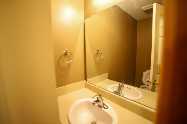 Half bath main floor - 1637 Chippewa Way