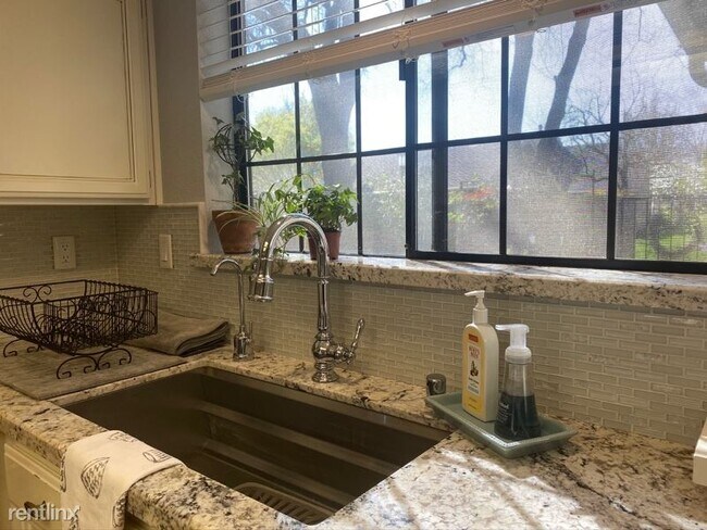 Building Photo - 3 br, 2.5 bath Condo - 954 W Cross St