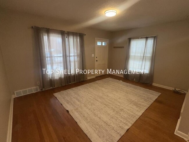 Building Photo - 4812 Lakeview Dr