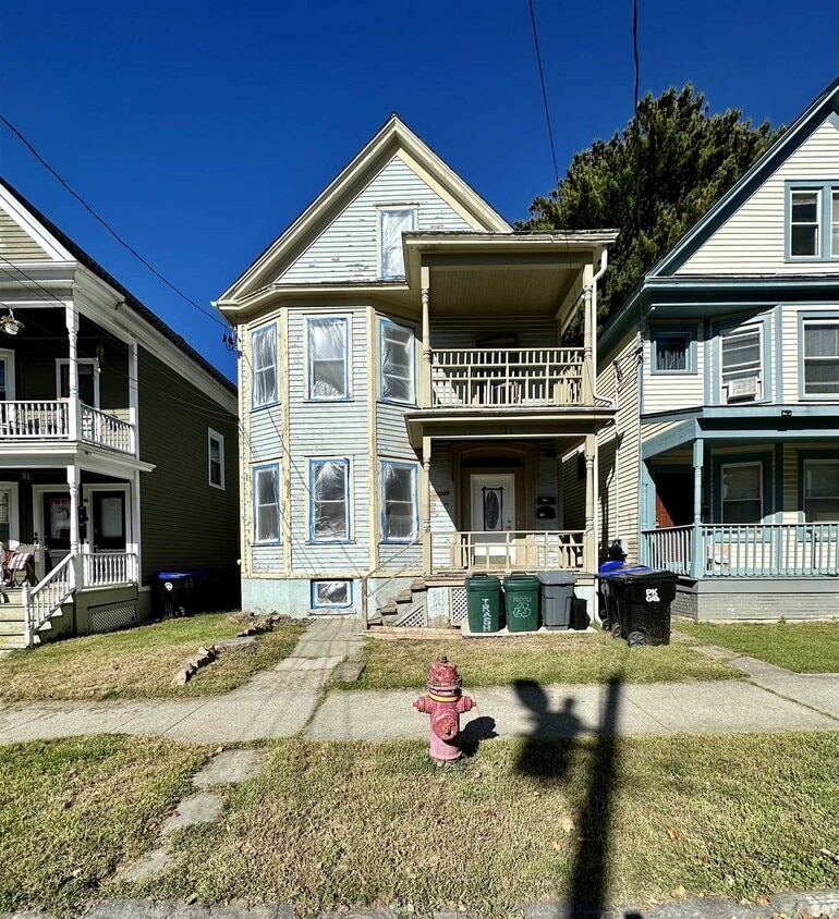 22 Dean Pl Unit 2, Poughkeepsie, NY 12601 Room for Rent in