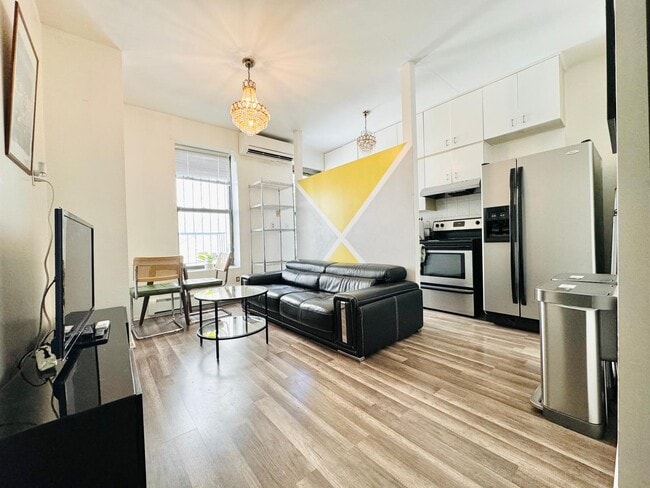 Foto del edificio - Furnished room/NOT APARTMENT