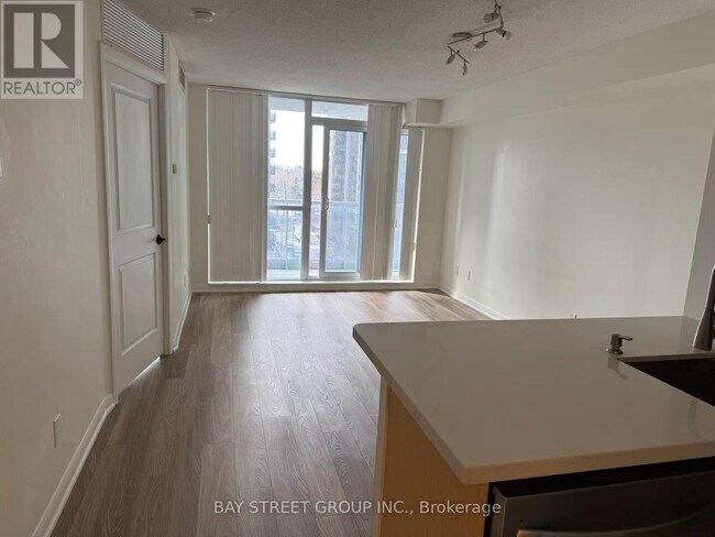 Building Photo - 4968 Yonge St