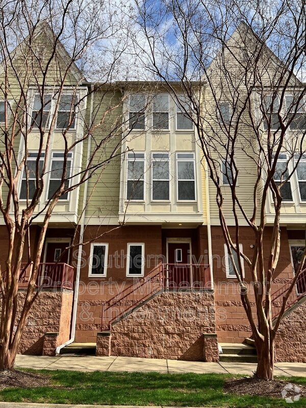 Building Photo - 127 S Sycamore St