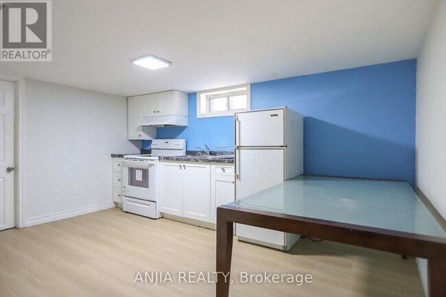 Building Photo - 345 Glebemount Ave