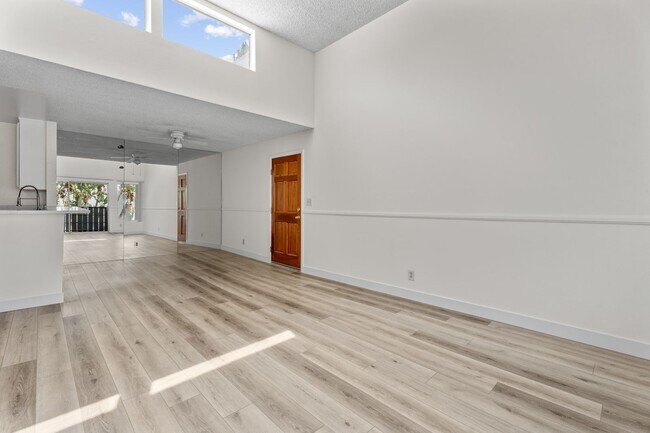 Foto del edificio - Top-Floor 1-Bedroom Condo with Vaulted Cei...