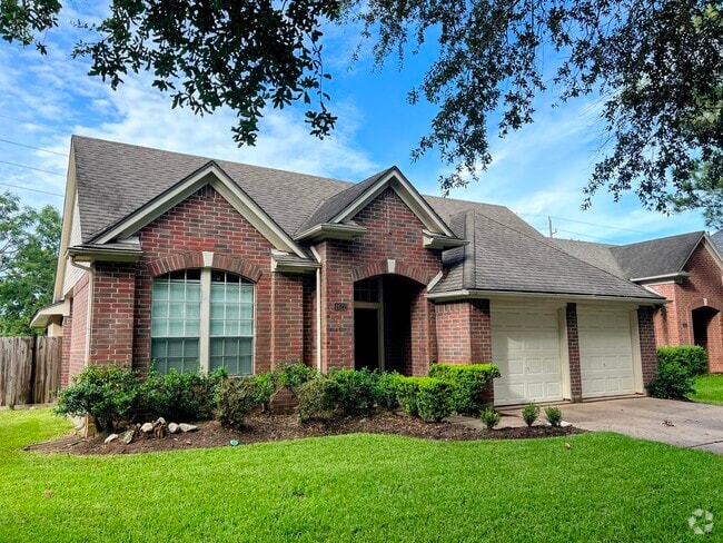 Building Photo - 4622 Forest Home Dr