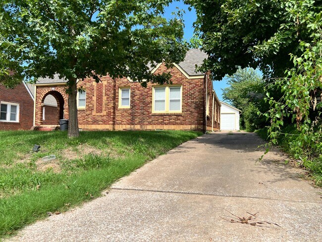 Building Photo - Nice 3 Bedroom 1 Bathroom Home With Detach...