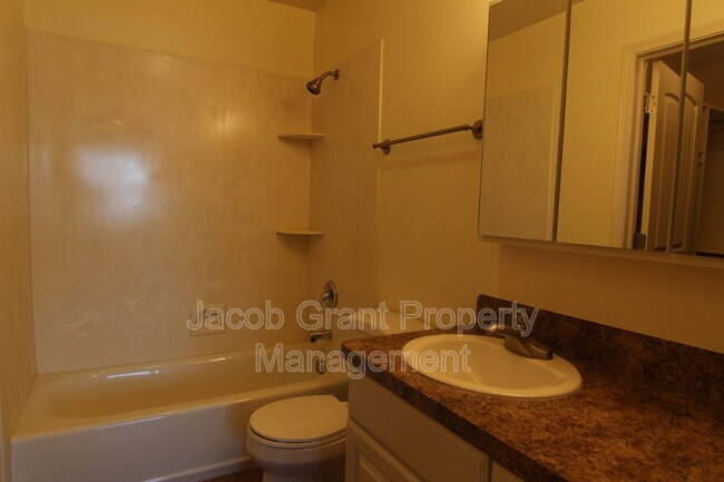 Foto del edificio - 5005 Chimney Rock Dr