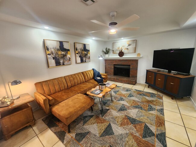 Building Photo - Completely Remodeled Condo - Comm Pool - C...