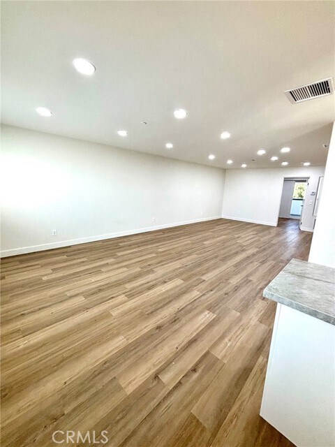 Foto del edificio - 310 E Grand Ave