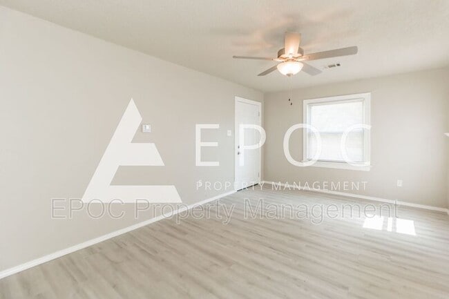 Building Photo - 2127 Hardin Dr