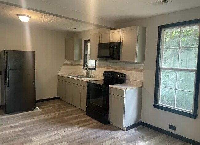 Building Photo - 812 Benning Dr