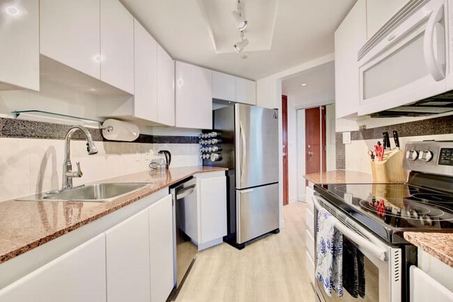 Building Photo - 1052 Burrard St